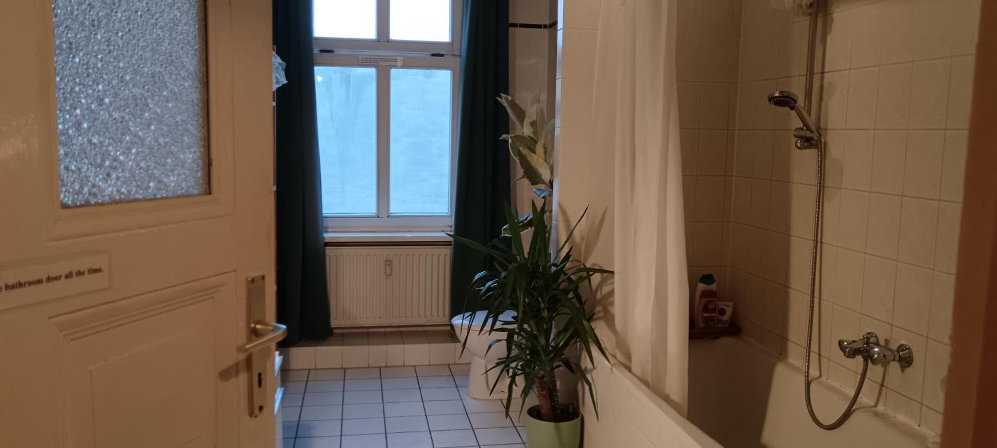 Sharing Bedroom With Host Near Alexanderplatz Hostel *