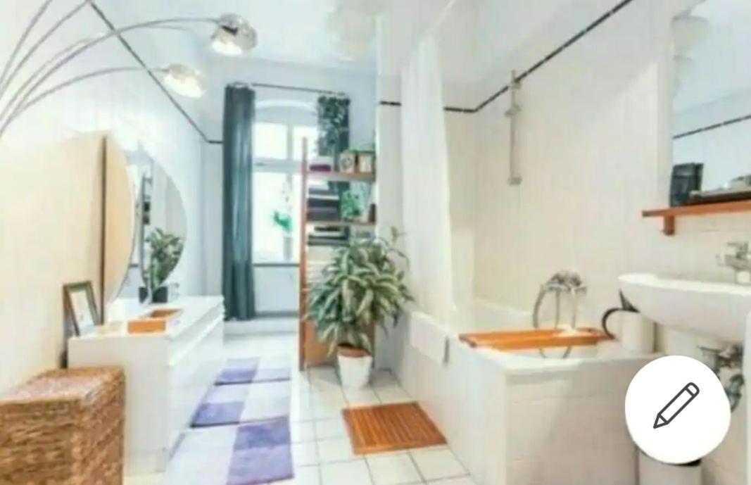 Sharing Bedroom With Host Near Alexanderplatz Hostel