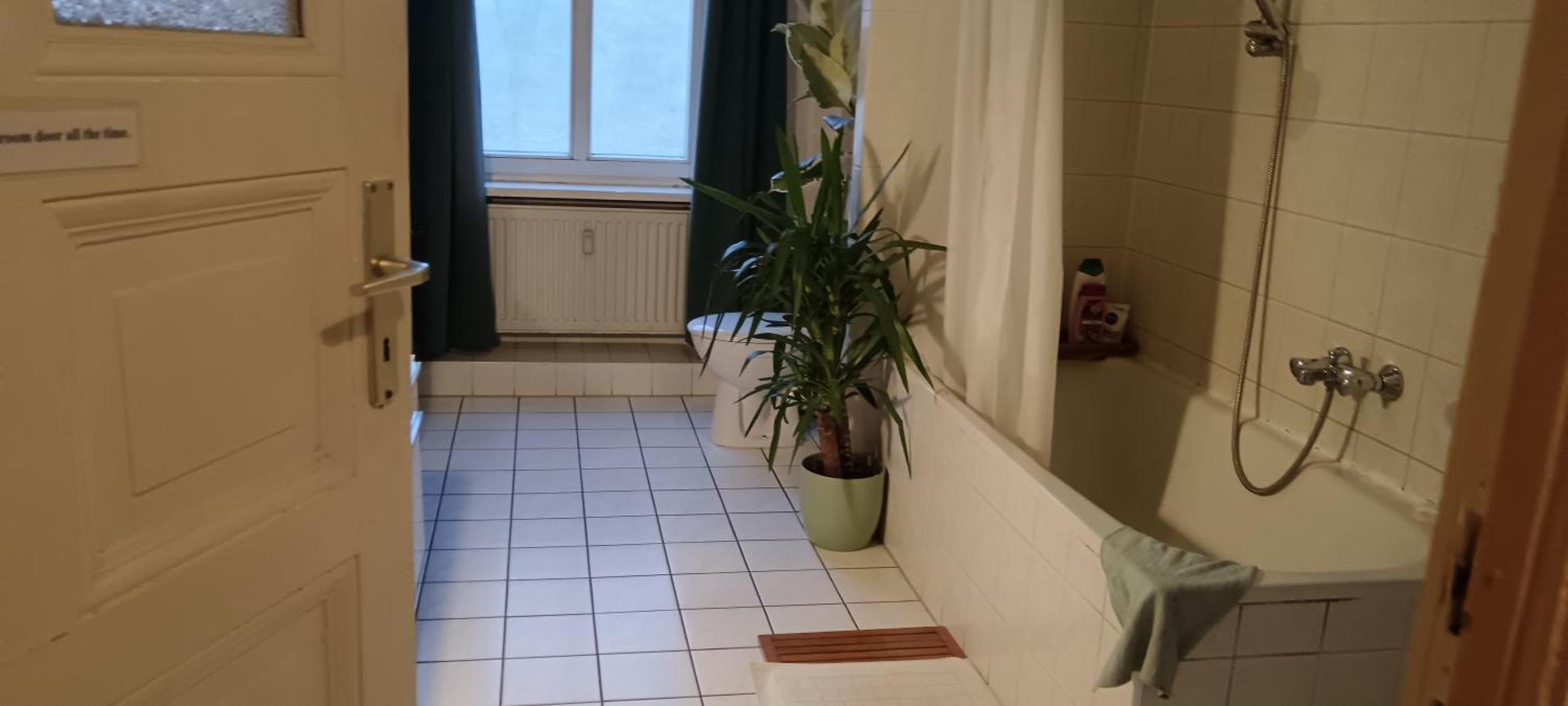 Sharing Bedroom With Host Near Alexanderplatz Hostel
